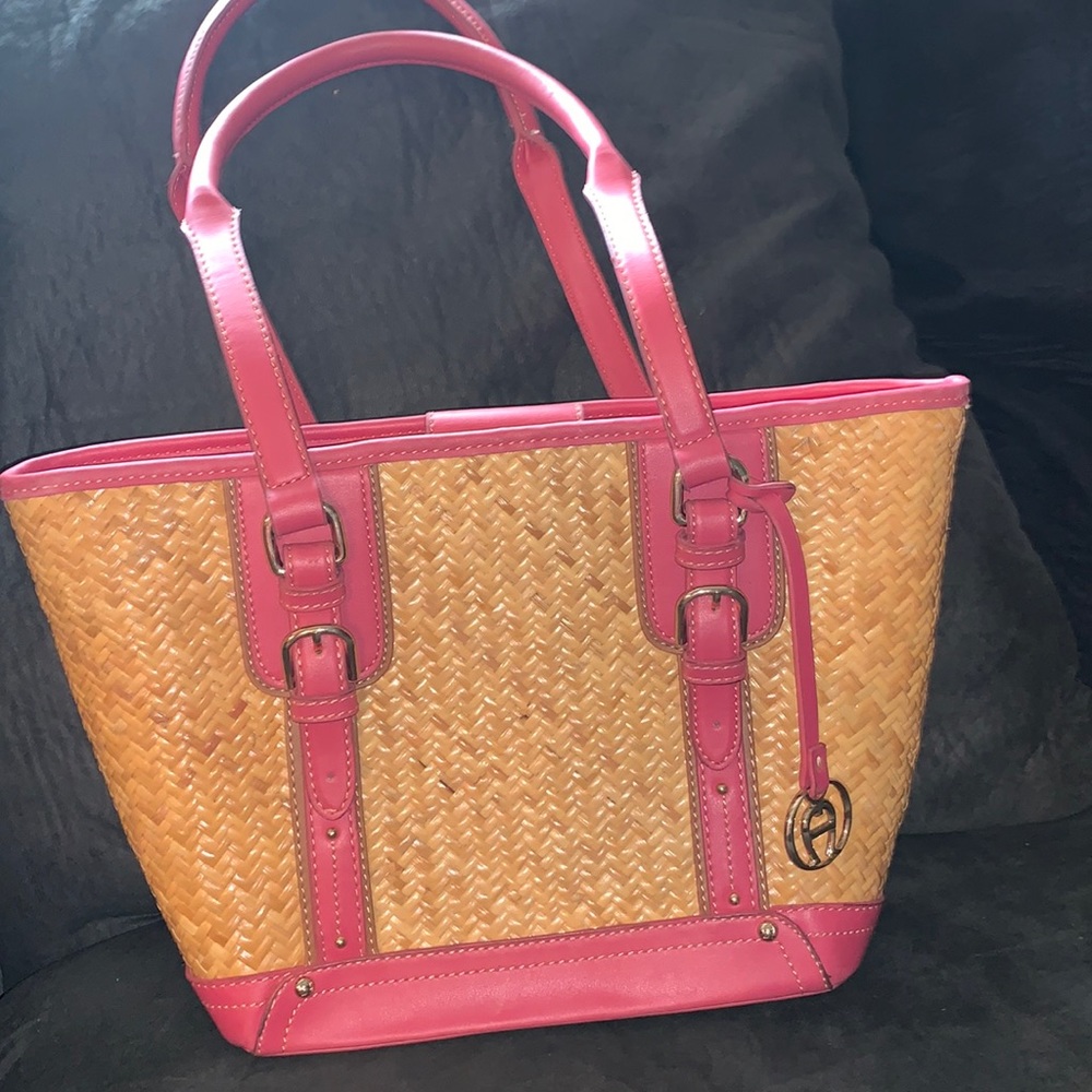 Straw bag with pink trim